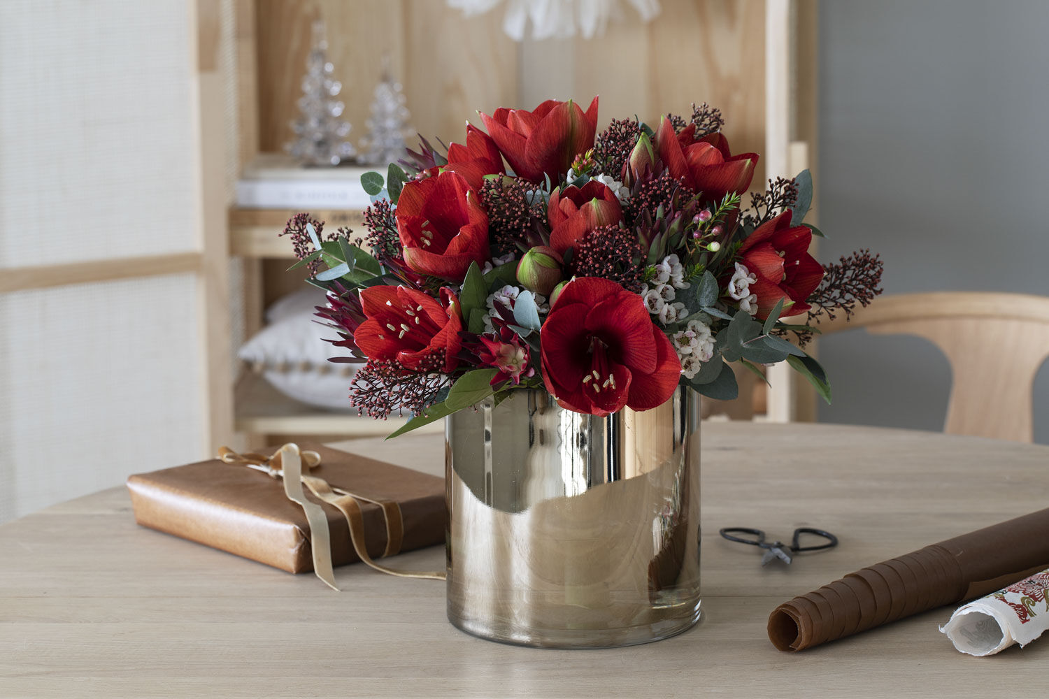 Vakre amaryllis med sesongens grønt. Vakre amaryllis med sesongens grønt.
